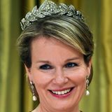 Königin Mathildes Auswahl an Diademen ist nicht so üppig, wie die ihrer Amtskollegin Màxima aus den Niederlanden, die auf eine große Kollektion zurückgreifen kann.  So trägt Belgien Königin beim Staatsbesuch in Kanada einmal mehr die Lorbeerkranz-Tiara, die ein Hochzeitsgeschenk war. Sie ist eine von zwei Tiaras, die Mathilde bisher getragen hat.