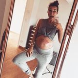 Mit diesem süßen Babykugel-Schnappschuss freut sich Annemarie Carpendale über 400.000 Tausend Follower auf Instagram. 