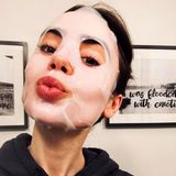 Schauspielerin Lilly Collins gönnt ihrer Haut eine Extraportion Pflege mit einer luxuriösen Tuchmaske von Lancome.