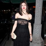 "Baywatch"-Star Alexandra Daddario trägt zwar viel Stoff, verstecken tut sie trotzdem nichts. Das bodenlange Kleid ist zwar untenrum blickdicht, obenrum verdeckt der zarte, schwarze Stoff jedoch nicht wirklich, was sie hat. 