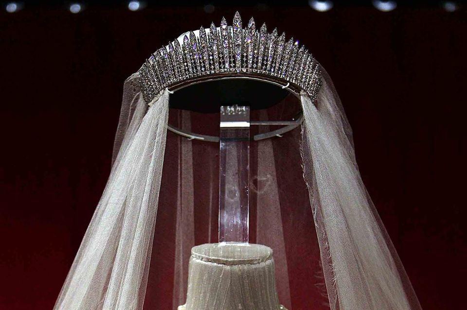 Meghan Markle: Als die Queen 1947 vor den Traualtar trat, trug sie die berühmte "Fringe Tiara", das Diadem, das einst ihrer Großmutter Queen Mary gehörte. Auch Elizabeths Tochter Prinzessin Anne bezauberte bei ihrer ersten Hochzeit 1973 mit dem wertvollen diamantenen Schmuckstück. Und Prinzessin Beatrice wurde diese Ehre bei ihrer Hochzeit 2020 ebenfalls zuteil. Als die Queen 1947 vor den Traualtar trat, trug sie die berühmte "Fringe Tiara", das Diadem, das einst ihrer Großmutter Queen Mary gehörte. Auch Elizabeths Tochter Prinzessin Anne bezauberte bei ihrer ersten Hochzeit 1973 mit dem wertvollen diamantenen Schmuckstück. Und Prinzessin Beatrice wurde diese Ehre bei ihrer Hochzeit 2020 ebenfalls zuteil.