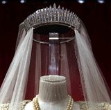 Als die Queen 1947 vor den Traualtar trat, trug sie die berühmte "Fringe Tiara", das Diadem, das einst ihrer Großmutter Queen Mary gehörte. Auch Elizabeths Tochter Prinzessin Anne bezauberte bei ihrer ersten Hochzeit 1973 mit dem wertvollen diamantenen Schmuckstück. Und Prinzessin Beatrice wurde diese Ehre bei ihrer Hochzeit 2020 ebenfalls zuteil.