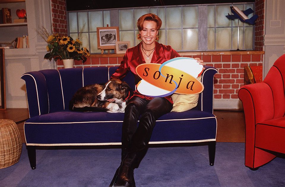 "Sonja" (Sat.1) lief von 1997 bis 2001 im deutschen Fernsehen. Auch heute ist Sonja Zietlow eine gefragte Moderatorin ... "Sonja" (Sat.1) lief von 1997 bis 2001 im deutschen Fernsehen. Auch heute ist Sonja Zietlow eine gefragte Moderatorin ...