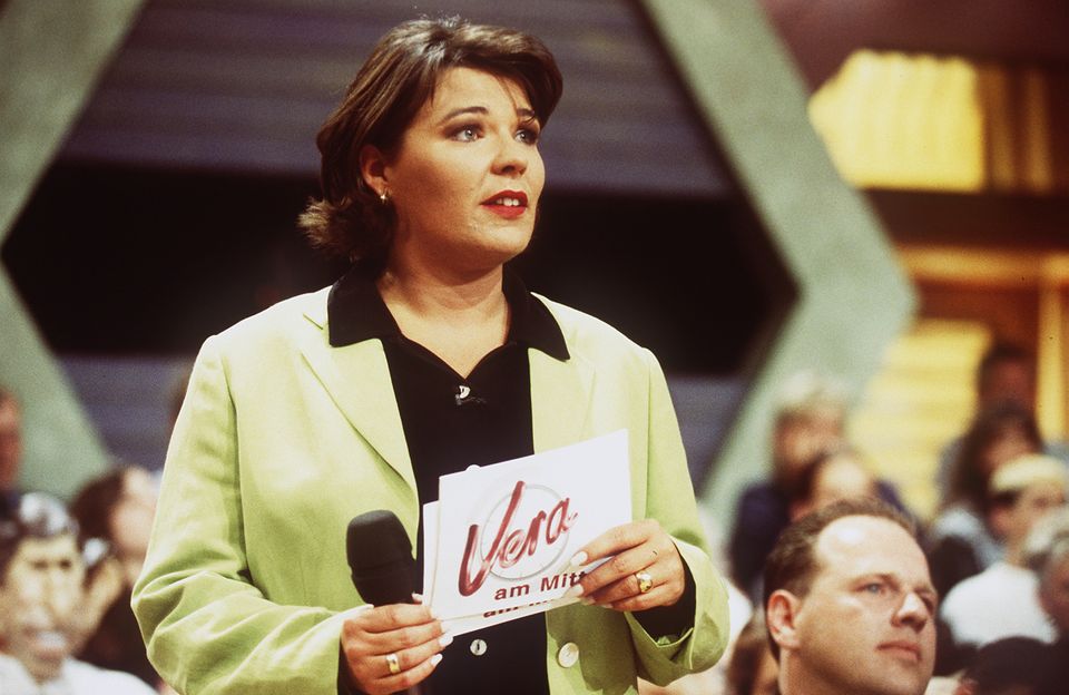 Eine besonders trashige Talkshow moderierte Vera Int-Veen auf Sat.1. "Vera am Mittag" hielt sich von 1996 bis ins Jahr 2006.