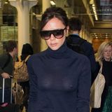 ... denn durch das Blitzlicht der Fotografen bekommt man freien Blick auf ihre Brüste - Nippelalarm! Tja, auch einer sonst immer perfekt gestylten Victoria Beckham passieren machmal kleine Fashion-Missgeschicke.