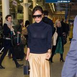 Hochgeschlossen mit Rollkragenpullover und einem frühlingsgelben Maxirock (natürlich eine Eigenkreation) ist Victoria Beckham unterwegs in Paris. Doch trotzdem zeigt Posh bei diesem Outfit mehr, als ihr vermutlich lieb ist ...