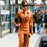 Kein Look, der nicht sitzt: Victoria Beckham ist auf dem Weg zu einem Lunch und trägt ein camelfarbenes Shirtdress aus ihrer eigenen Herbst-/Winterkollektion 2018. Natürlich darf die obligatorische Sonnenbrille nicht fehlen.