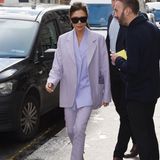 Und schon wieder ein absolutes "Haben-Wollen-Outfit": Victoria Beckham trägt auf dem Weg zu ihrem Londoner Shop einen fliederfarbenen Hosenanzug mit mintfarbenen Heels. Besonders lässig: Die farblich passende Clutch wird einfach in der Blazertasche verstaut. Praktisch!