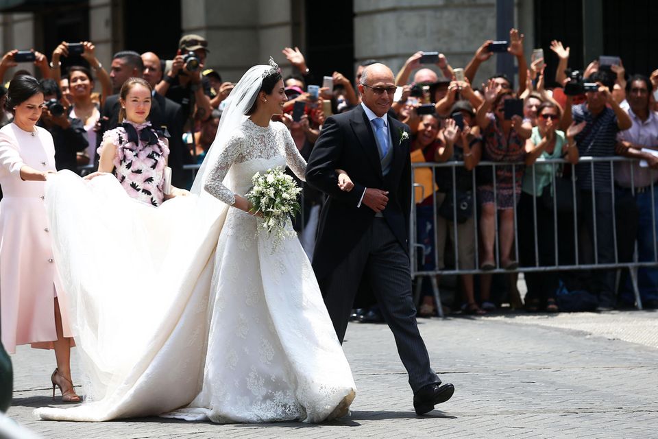 Das traumhafte Brautkleid von Alessandra von Hannover hat eine schöne, lange – aber auch nicht zu ausladende Schleppe. Das Brautkleid stammt aus der Feder des spanischen Designers Jorge Vazquez.