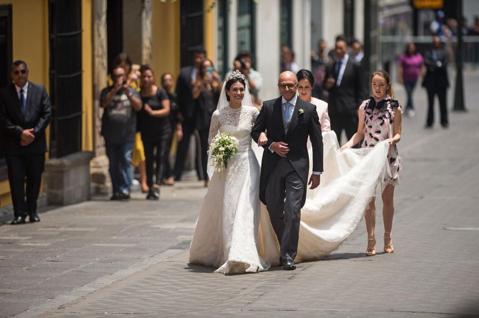 Der Vater führt die schöne Braut zum Altar und Schwägerin Alexandra von Hannover trägt mit einer Freundin die Schleppe. Der Vater führt die schöne Braut zum Altar und Schwägerin Alexandra von Hannover trägt mit einer Freundin die Schleppe.