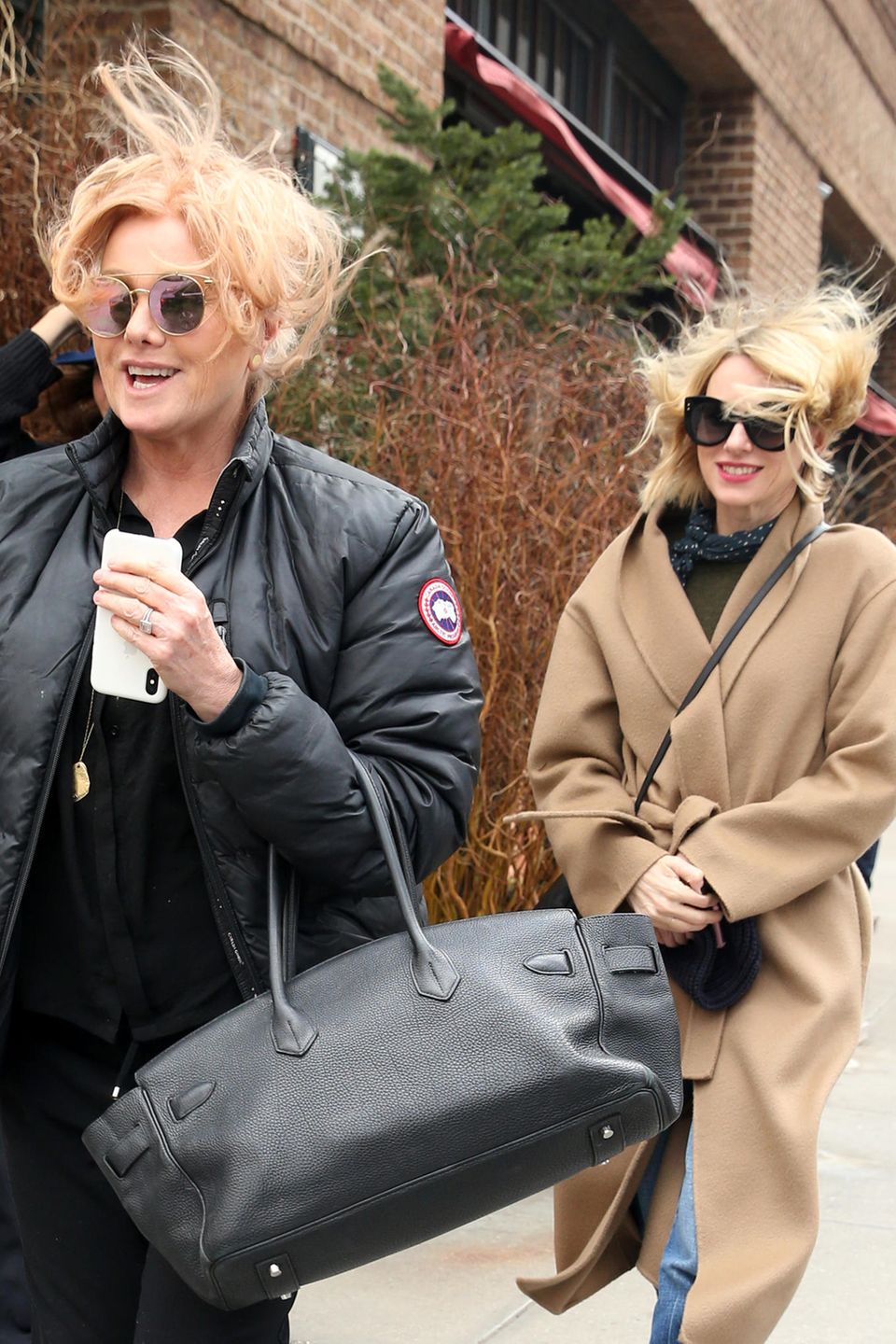 16. März 2018 In New York kann es ziemlich windig werden! Und das kamen jetzt gleich zwei Stars auf einmal zu spüren. Deborra Lee-Furness und Naomi Watts lachen ihr unfreiwilliges Wuschel-Styling aber gekonnt weg.