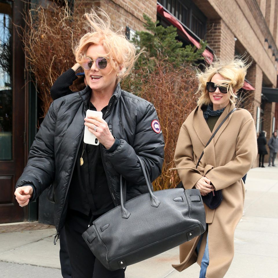 16. März 2018 In New York kann es ziemlich windig werden! Und das kamen jetzt gleich zwei Stars auf einmal zu spüren. Deborra Lee-Furness und Naomi Watts lachen ihr unfreiwilliges Wuschel-Styling aber gekonnt weg. 16. März 2018 In New York kann es ziemlich windig werden! Und das kamen jetzt gleich zwei Stars auf einmal zu spüren. Deborra Lee-Furness und Naomi Watts lachen ihr unfreiwilliges Wuschel-Styling aber gekonnt weg.