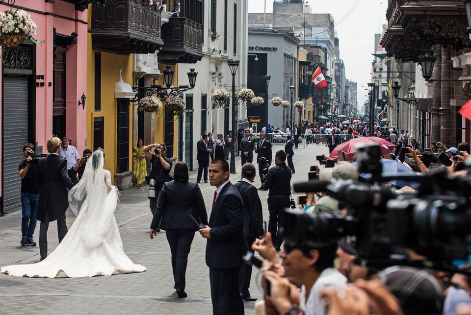 Die Trauung in Lima ist nicht nicht nur für die Hochzeitsgäste ein aufregendes Event, sondern auch für die vielen royalen Fan und Zaungäste. Die Trauung in Lima ist nicht nicht nur für die Hochzeitsgäste ein aufregendes Event, sondern auch für die vielen royalen Fan und Zaungäste.