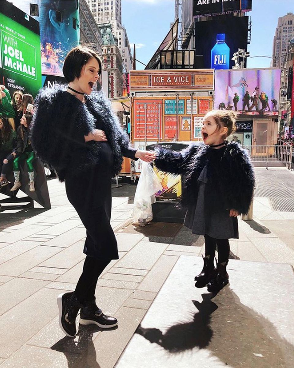Wuaaah! Die süße Ioni wird von Mama Coco Rocha mit ihrem ersten Musical-Besuch in New York überrascht, und dafür haben sich die beiden im kuscheligen Partnerlook besonders schick gemacht. Wuaaah! Die süße Ioni wird von Mama Coco Rocha mit ihrem ersten Musical-Besuch in New York überrascht, und dafür haben sich die beiden im kuscheligen Partnerlook besonders schick gemacht.
