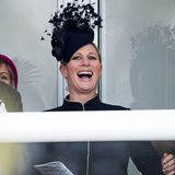 Schwanger macht lustig! Auf der Tribüne hat Zara Philips beim Anfeuern ihren Spaß, und das farblich zum dunkelblauen Outfit passende Hütchen mit dem feinteiligen Feder-Look kommt dabei auch in Bewegung.