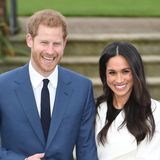 2017  Als stolzer Verlobter wird das Lächeln von Prinz Harry glatt noch breiter. Er ist nun definitiv Prince Charming.