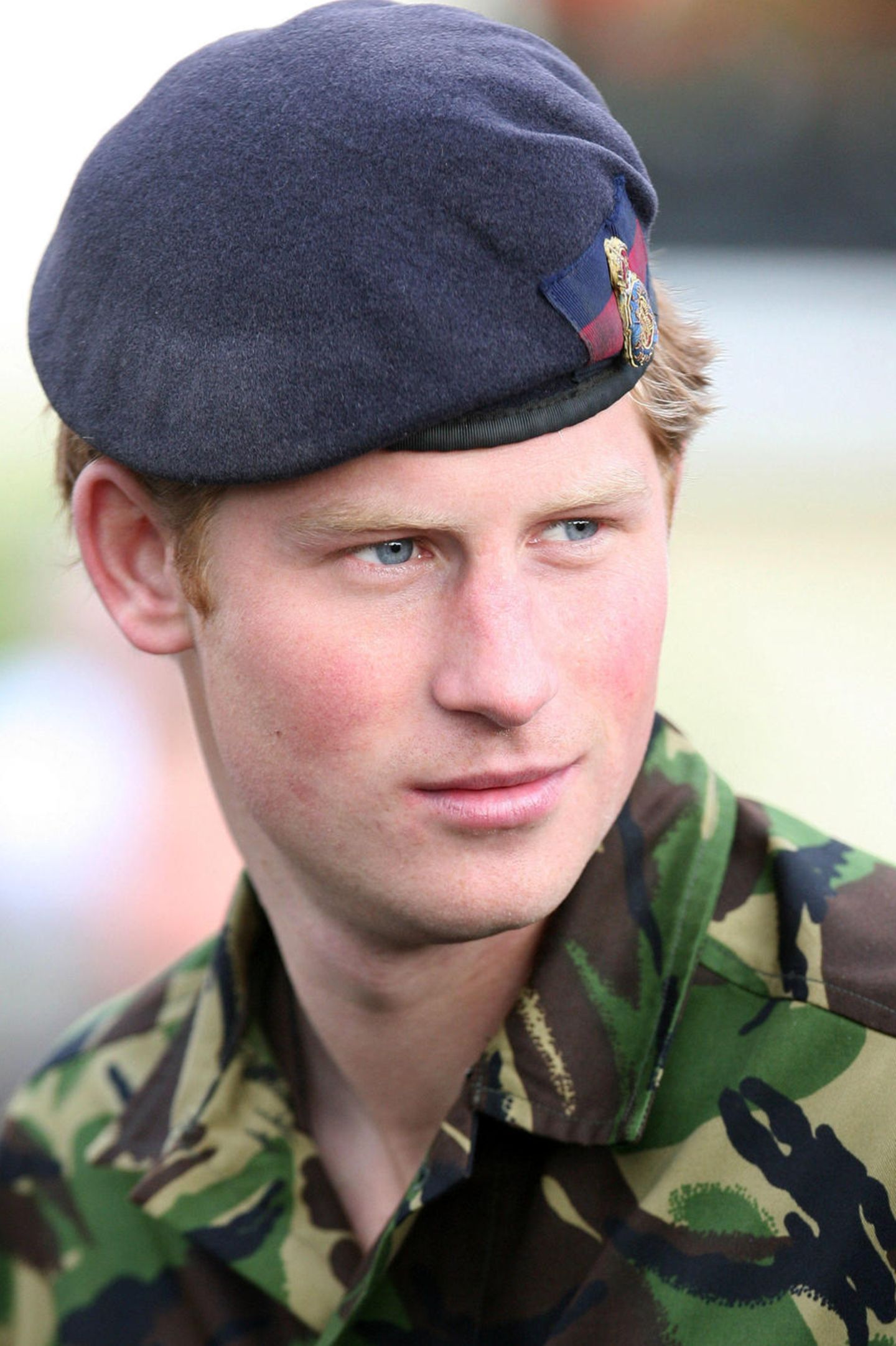 2007  Als Offizier muss Prinz Harry seine Haarpracht allerdings bedecken. Trotzdem kann man schon deutlich sehen, wie er sich langsam zum Prince Charming verwandelt.