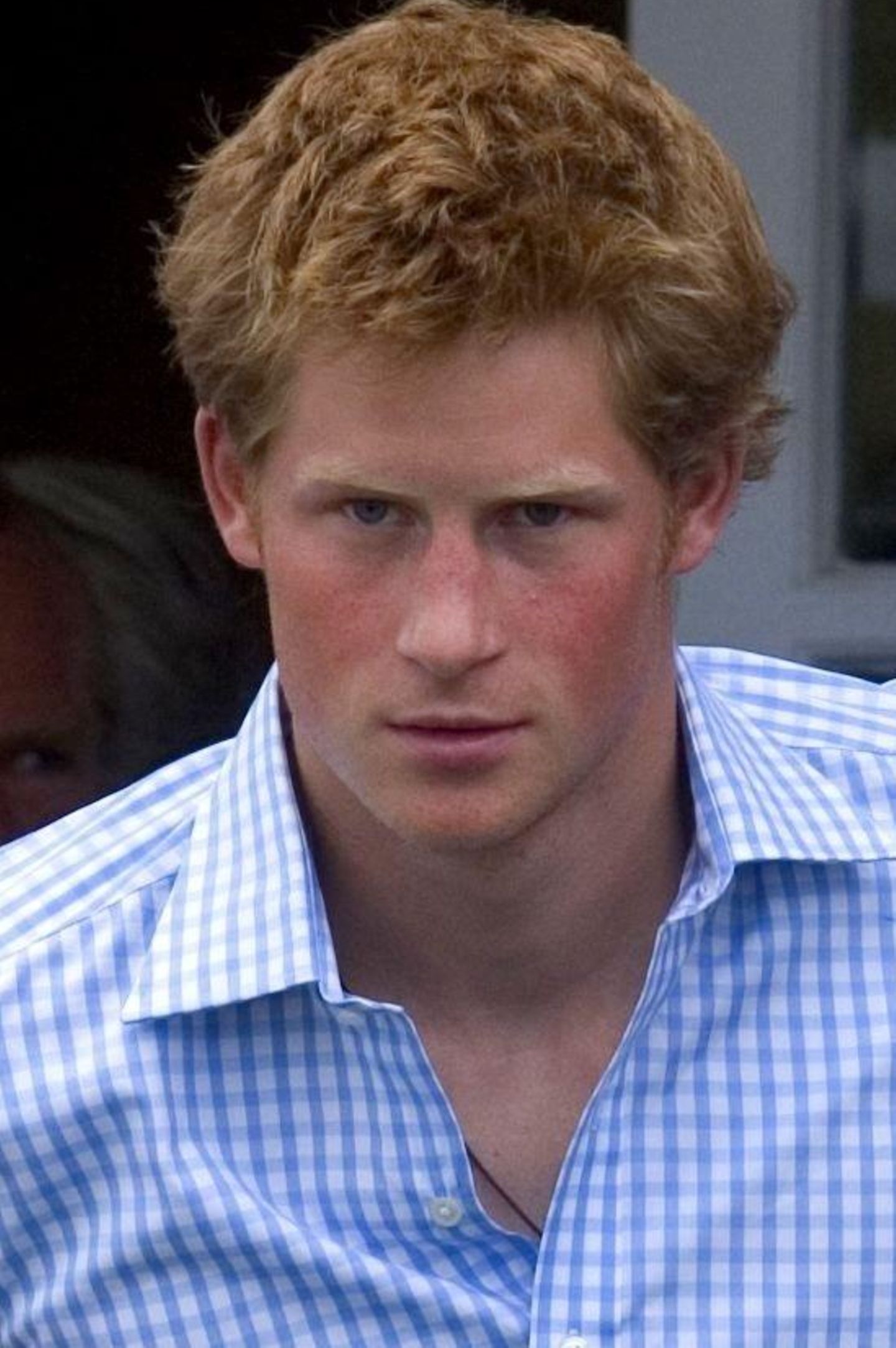 2006   Im Alter von 21 Jahren findet Prinz Harry langsam zu der Haarlänge, die er bis heute trägt.