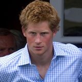2006   Im Alter von 21 Jahren findet Prinz Harry langsam zu der Haarlänge, die er bis heute trägt.