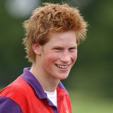 2003  Mittlerweile kann man Prinz Harry fast schon als jungen Mann bezeichnen. Mit Sicherheit kann man jedoch sagen, dass er mit seinem Style experimentiert und nun verschiedene Haarlängen ausprobiert.
