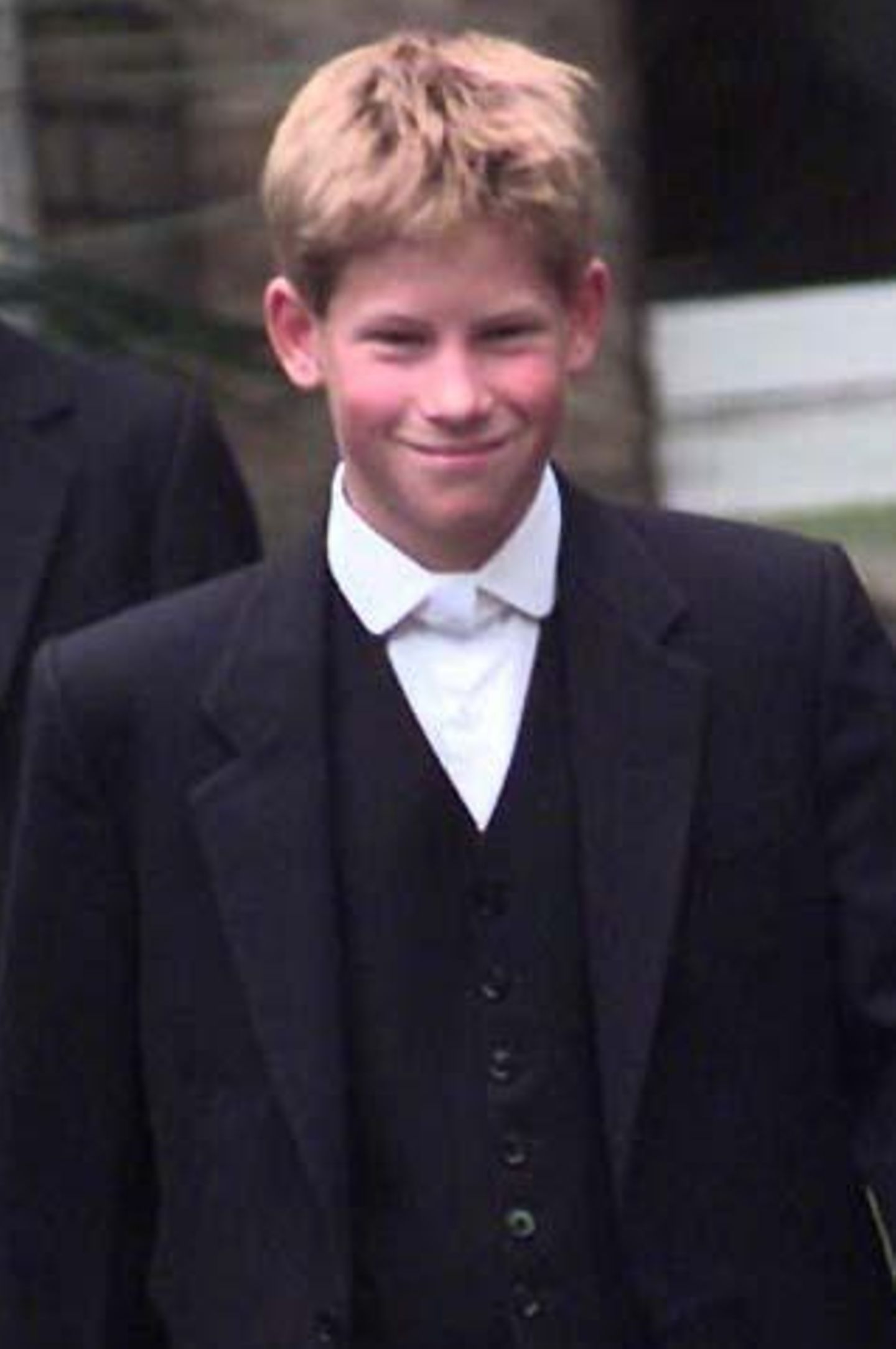 1998  Voller Stolz spaziert Prinz Harry im Alter von 13 Jahren zum ersten Mal über den Hof des "Eton Colleges", in dem auch Prinz William zur Schule geht.