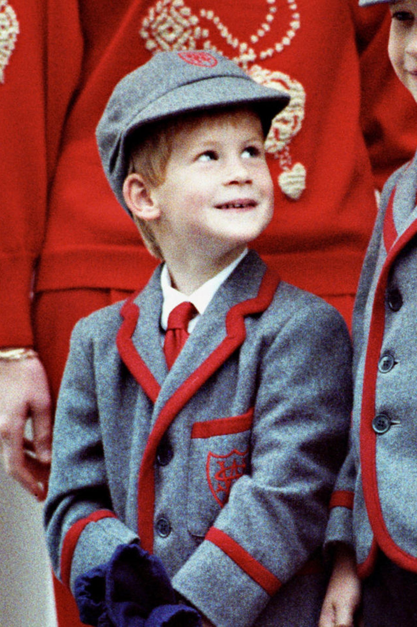 1989  Prinz Harry wird ein großer Junge: Er darf am 12. September erstmals zur Schule. Ab sofort trägt er die Schuluniform der "Wetherby School".