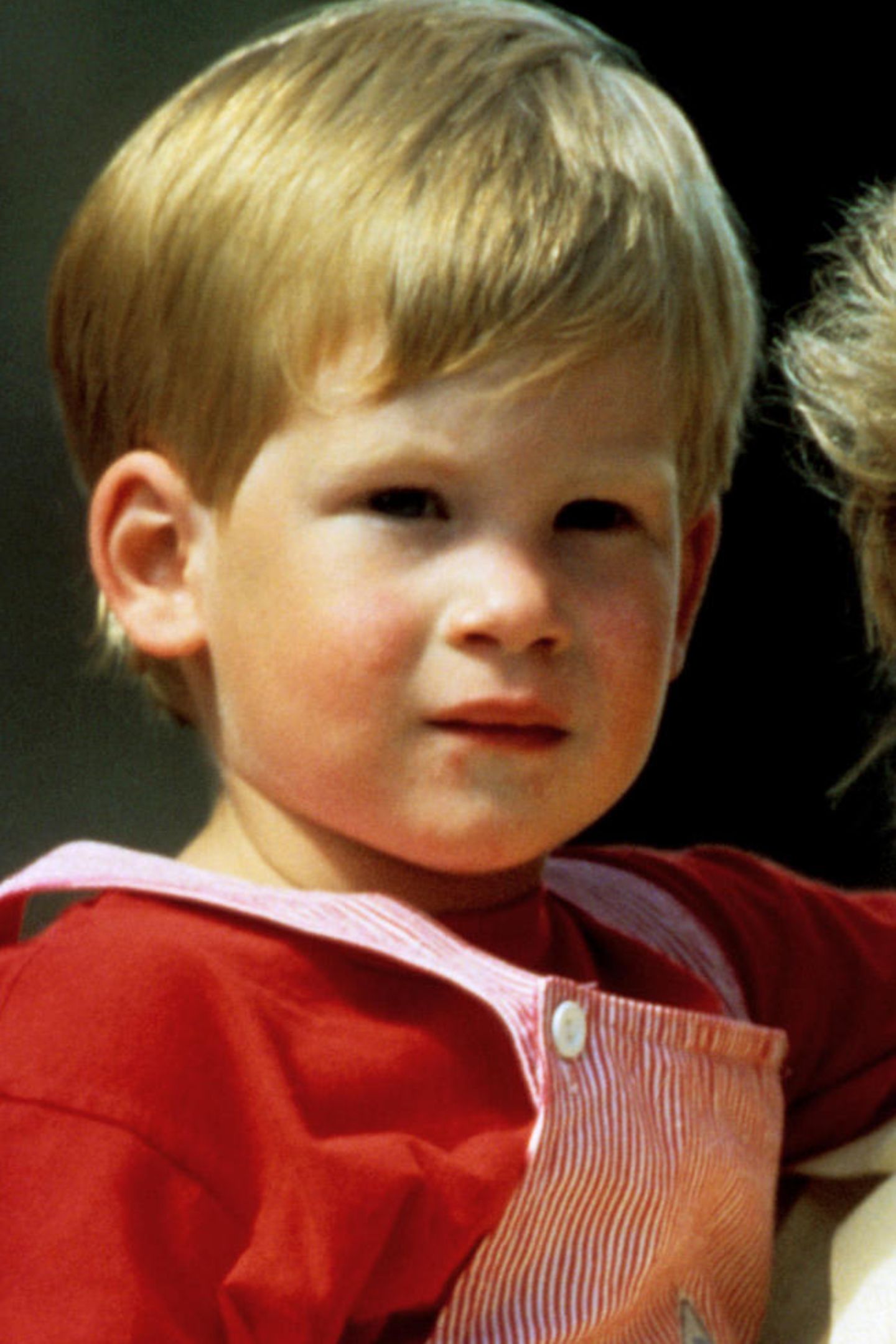 1987  Im Mallorca-Urlaub bekommt Prinz Harry einen leicht gebräunten Teint, der seine hellen Augenbrauen noch mehr hervorhebt.