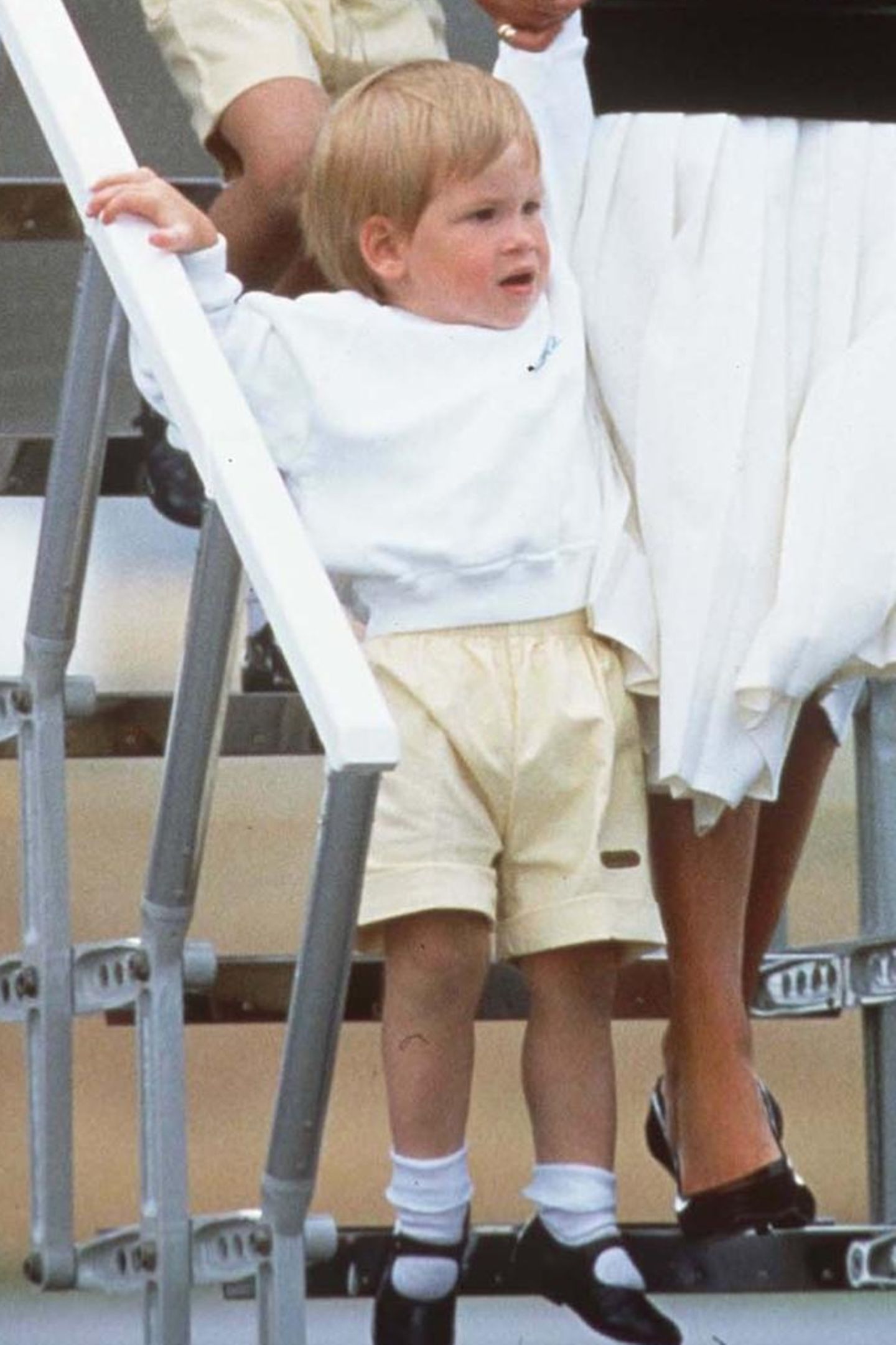 1986  Als königlicher Knirps ist Prinz Harry noch lange nicht der royale Rotschopf, der er heute ist. Damals ist sein Haar noch viel blonder.