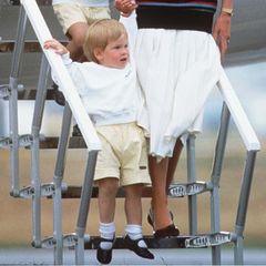 1986  Als königlicher Knirps ist Prinz Harry noch lange nicht der royale Rotschopf, der er heute ist. Damals ist sein Haar noch viel blonder.