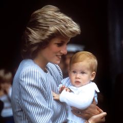 1985  Im zarten Alter von einem Jahr entzückt der kleine Harry alle mit seinen großen, runden Kulleraugen. Schon damals ist deutlich zu sehen: Der Junge wird rothaarig.