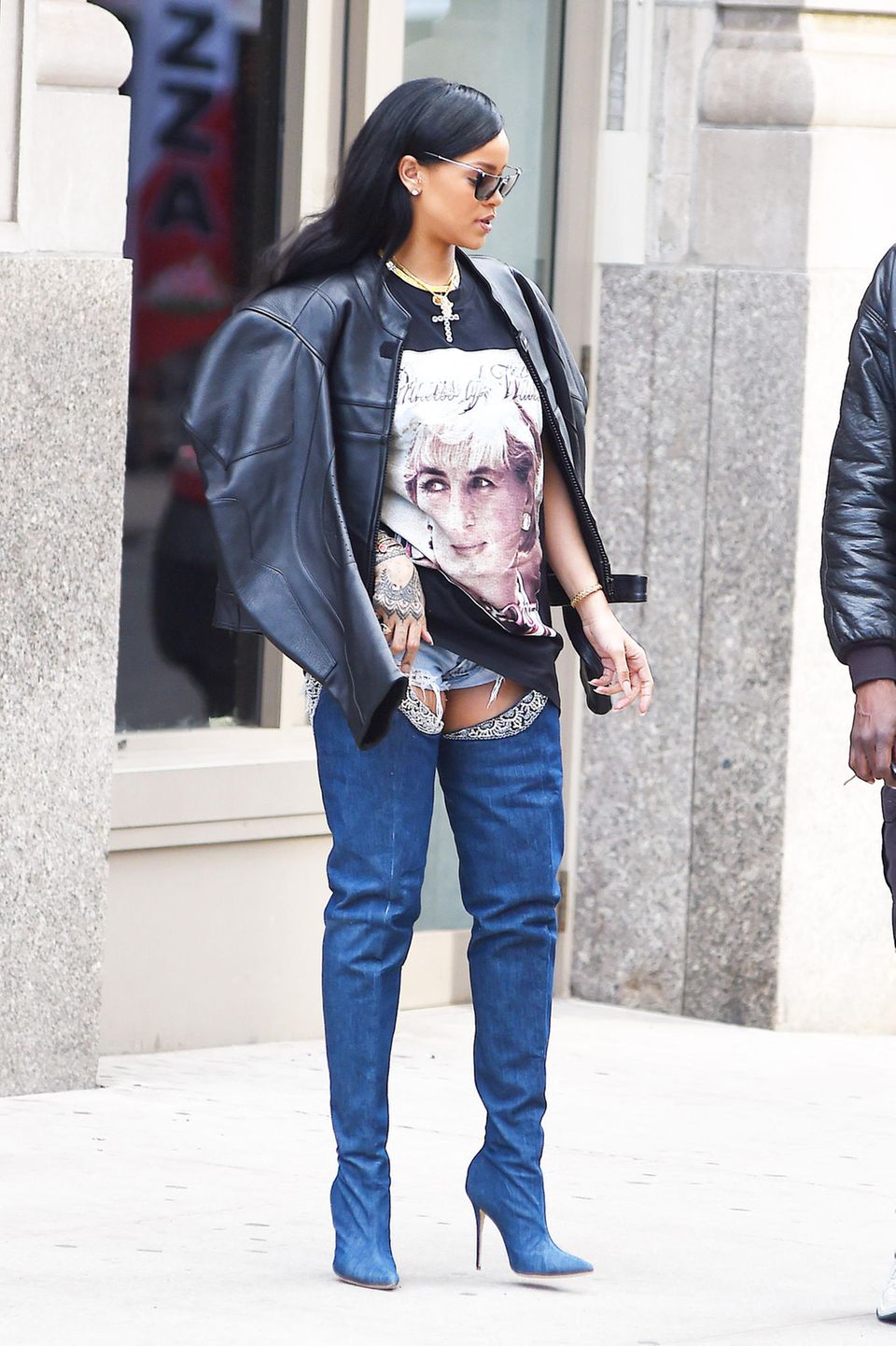 Zusammen mit Manolo Blahnik designte Sängerin Rihanna diese 3.800-Euro Boots: Die blauen Denim-Stiefel gehen fast über das komplette Bein und sind dann an einem Taillengürtel befestigt. Obwohl man in diesen Schuhen wenig Haut zeigt, sind sie extrem sexy. Kein Wunder, dass auch Deutschlands Show-Stars auf diesen Style stehen... Zusammen mit Manolo Blahnik designte Sängerin Rihanna diese 3.800-Euro Boots: Die blauen Denim-Stiefel gehen fast über das komplette Bein und sind dann an einem Taillengürtel befestigt. Obwohl man in diesen Schuhen wenig Haut zeigt, sind sie extrem sexy. Kein Wunder, dass auch Deutschlands Show-Stars auf diesen Style stehen...