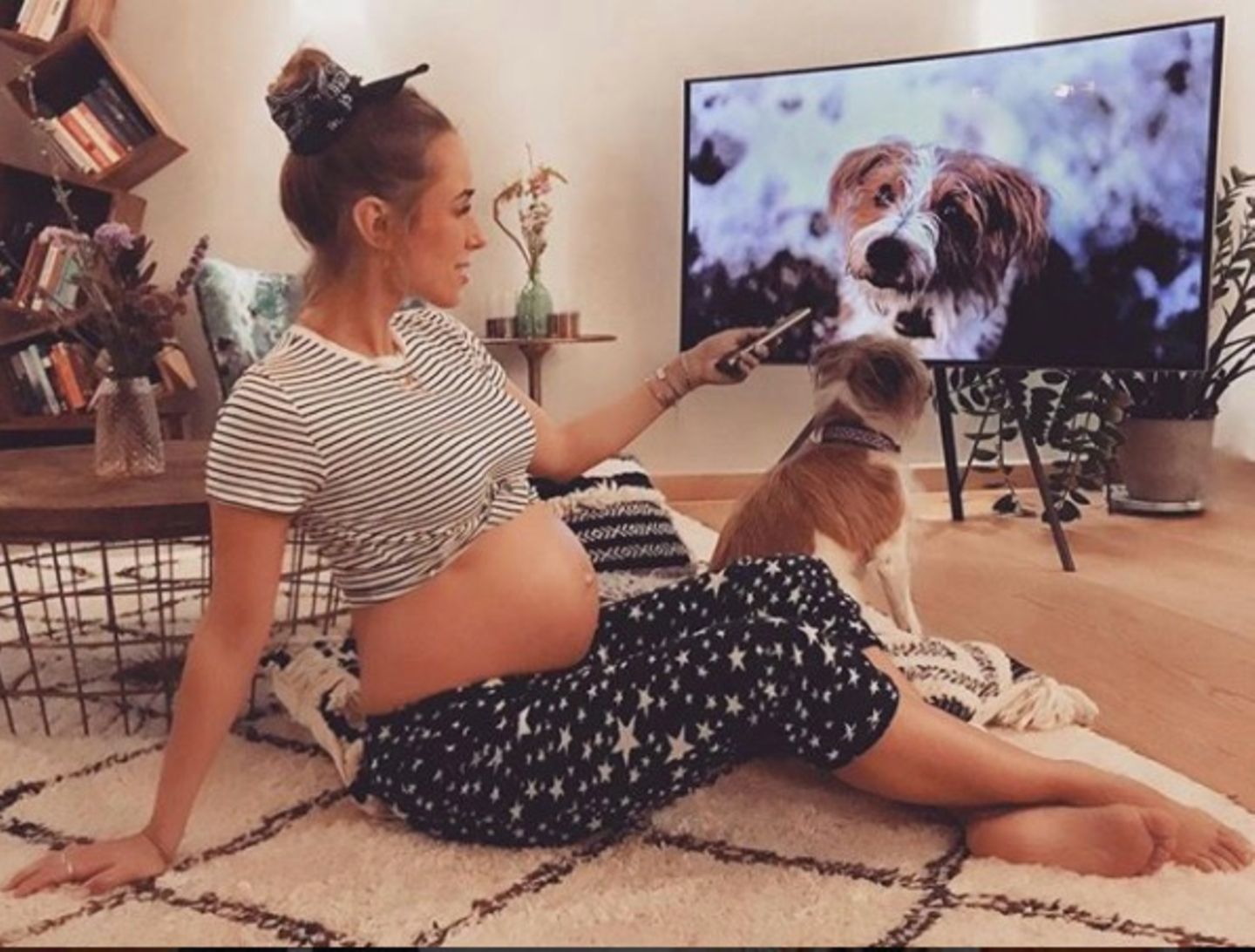 Mit kugelrundem, nackten Babybauch und ihrem Hund Seppi posiert Annemarie Carpendale für einen Instagram-Schnappschuss. Die hochschwangere Moderatorin erwartet mit ihrem Mann, Wayne Carpendale, ihr erstes Baby. Lange kann es nicht mehr dauern ...