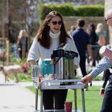 19. März 2018  Jennifer Garner und Ben Affleck sind mit den Kindern in der Kirche. Jennifer packt gleich mit an und bringt den Kaffeewagen nach draußen. 