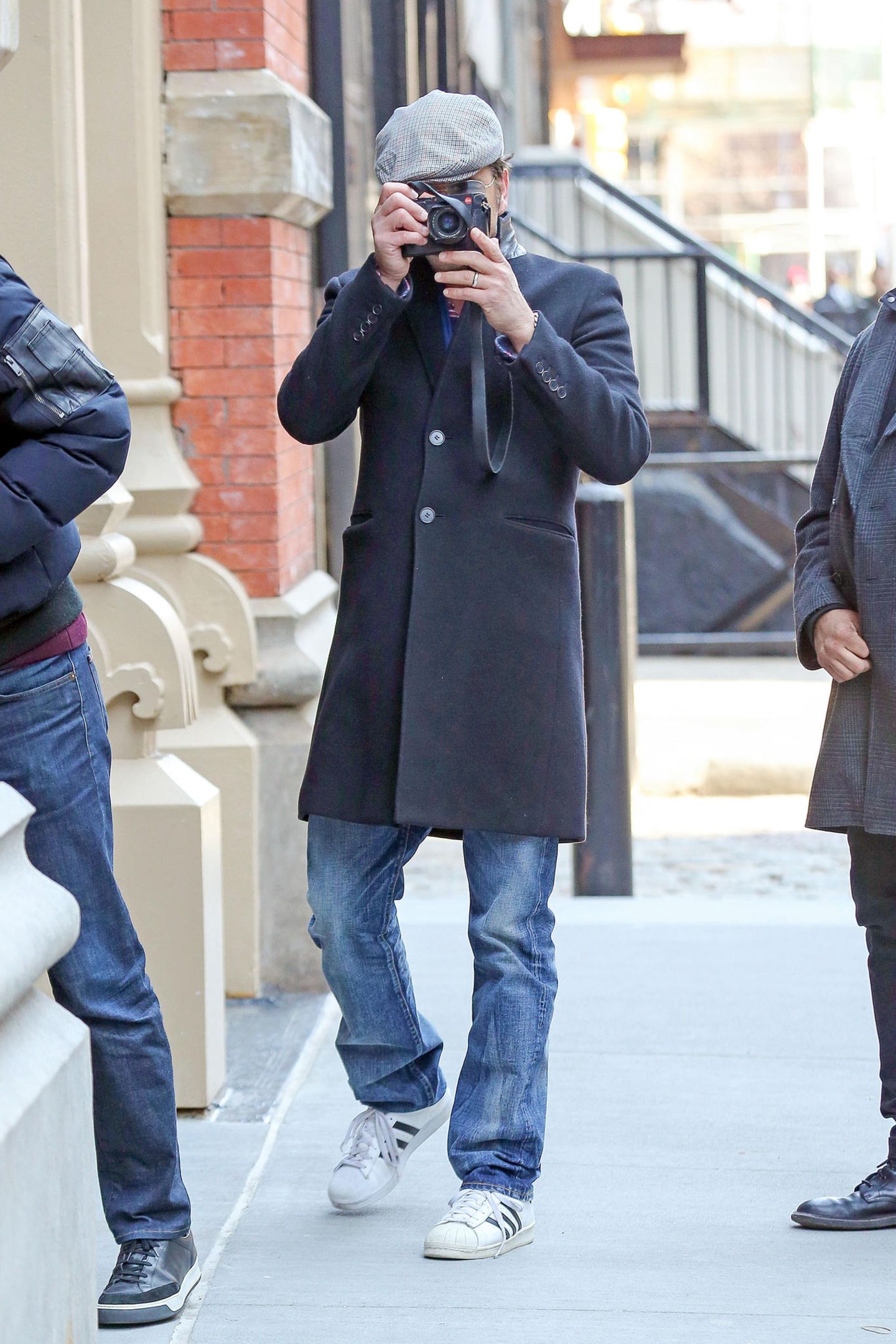 16. März 2018  John Stamos dreht den Spieß mal um und knipst die Paparazzi in New York ...