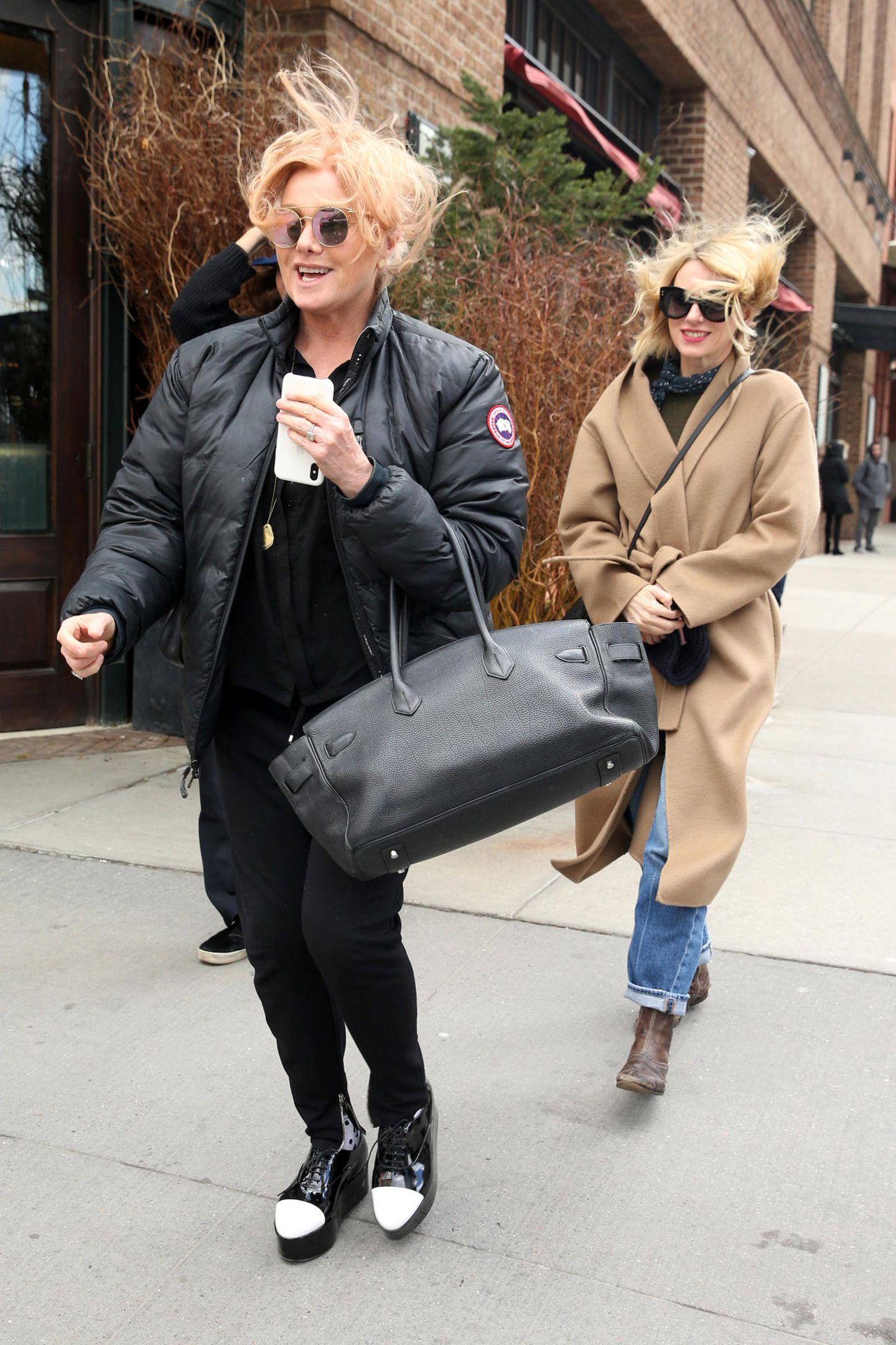16. März 2018  Vom Winde verweht? Die Schauspielerinnen Naomi Watts und Debora-Lee Furness kämpfen an einem bitterkalten Tag, als sie das Greenwich Hotel in New York City verlassen, gegen einen haarsträubenden Wind.