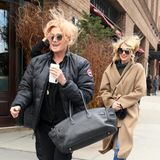 16. März 2018  Vom Winde verweht? Die Schauspielerinnen Naomi Watts und Debora-Lee Furness kämpfen an einem bitterkalten Tag, als sie das Greenwich Hotel in New York City verlassen, gegen einen haarsträubenden Wind.
