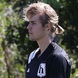 Kick it like Beckham? US-Sänger Justin Bieber zeigt sich beim Fußball-Spiel mit Mini-Zopf und wehenden Haaren in Los Angeles. Nicht nur sein Hobby, sondern auch seine Frise erinnern stark an den ehemaligen Profi-Kicker.