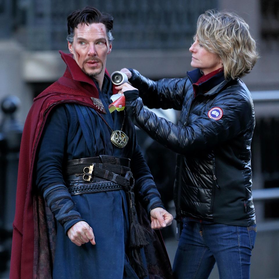 Mit geballten Fäusten stellt sich Benedict Cumberbatch alias Superheld "Doctor Strange" der gefährlichen Fusselrolle. Mit geballten Fäusten stellt sich Benedict Cumberbatch alias Superheld "Doctor Strange" der gefährlichen Fusselrolle.