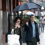 "Gilmore Girls"-Star Lauren Graham bahnt sich den Weg durch verregnete New Yorker Straßen mit freundlicher Unterstützung ihres schirmtragenden Assistenten.