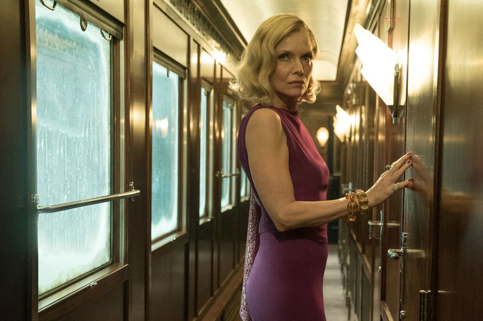 Interview mit Designerin Anja Gockel : In der 2017er Neuverfilmung von "Mord im Orient-Express" spielt Hollywood-Ikone Michelle Pfeiffer die Rolle der Caroline Hubbard. In der 2017er Neuverfilmung von "Mord im Orient-Express" spielt Hollywood-Ikone Michelle Pfeiffer die Rolle der Caroline Hubbard.