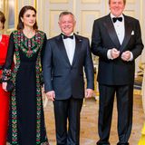 Zum feierlichen Dinner im niederländischen Palast erscheint Königin Rania in einem traditionell-jordanischen Dress, hergestellt von den Frauen der Wohltätigkeitsorganisation "Basmet Al-Khair". Dazu hält sie eine schwarze Clutch von Bottega Veneta.