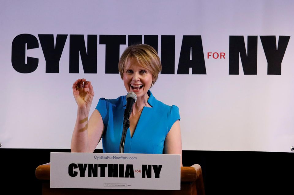 20. März 2018 Frauenpower an die Macht. Schauspielerin Cynthia Nixon gibt bekannt, dass sie bei einem Wahlkampf in Brooklyn für den Gouverneur von New York kandidiert. 20. März 2018 Frauenpower an die Macht. Schauspielerin Cynthia Nixon gibt bekannt, dass sie bei einem Wahlkampf in Brooklyn für den Gouverneur von New York kandidiert.