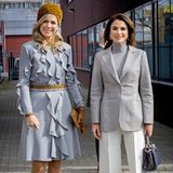 Im Gegensatz zu Königin Máxima entscheidet sich Königin Rania für eine Blazer-Hosen-Kombination: Sie trägt eine weiße Culotte mit Bügelfalte und einen grauen Blazer von Salvatore Ferragamo. Dazu kombiniert sie ihre "Peekaboo"-Tasche von Fendi und Ohrringe von Nikos Koulis und Pumps von Gianvito Rossi. 