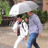 Vorsicht Pfütze! Joe Jonas' rechte Hand sorgt für eine trockene Straßenüberquerung.