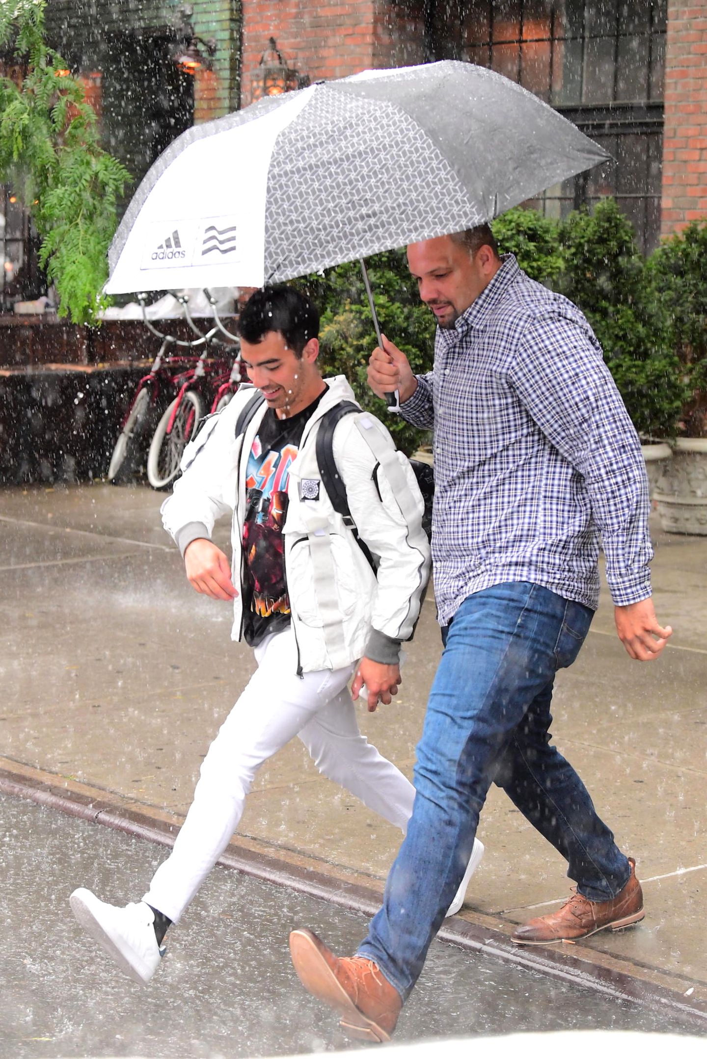 Vorsicht Pfütze! Joe Jonas' rechte Hand sorgt für eine trockene Straßenüberquerung.