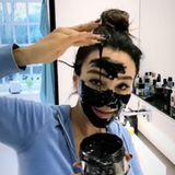 "Hoffentlich geht das auch wieder ab", scherzt Verona Pooth unter ihrem Instagram-Schnappschuss. Die Queen of Beauty probiert eine neue Gesichtsmaske aus und zeigt ganz nebenbei ihre riesige Sammlung an Pflegeprodukten in ihrem Badezimmer.