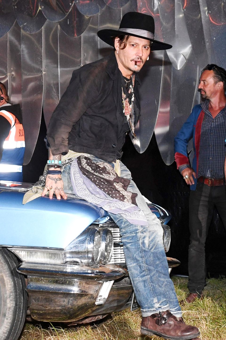 Johnny Depp: 13 Jahre alt Während dem Promoting von Tim Burtons Musical "Sweeney Todd" verriet Johnny Depp dem "Rolling Stone": "Ich habe nie so etwas Kollaboratives gemacht, seit ich mit 13 meine Jungfräulichkeit verloren habe." Johnny Depp: 13 Jahre alt Während dem Promoting von Tim Burtons Musical "Sweeney Todd" verriet Johnny Depp dem "Rolling Stone": "Ich habe nie so etwas Kollaboratives gemacht, seit ich mit 13 meine Jungfräulichkeit verloren habe."