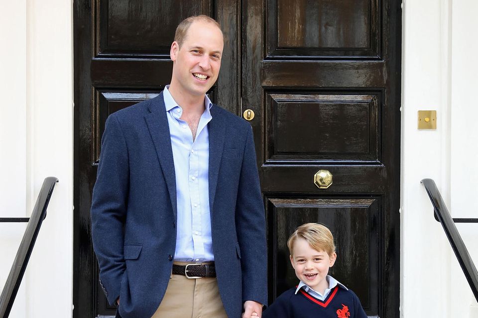 Prinzessin Estelle, Prinz George & Co. : George gilt als Liebling der Queen, die sich regelmäßig von seinen Fortschritten berichten lässt. George gilt als Liebling der Queen, die sich regelmäßig von seinen Fortschritten berichten lässt.