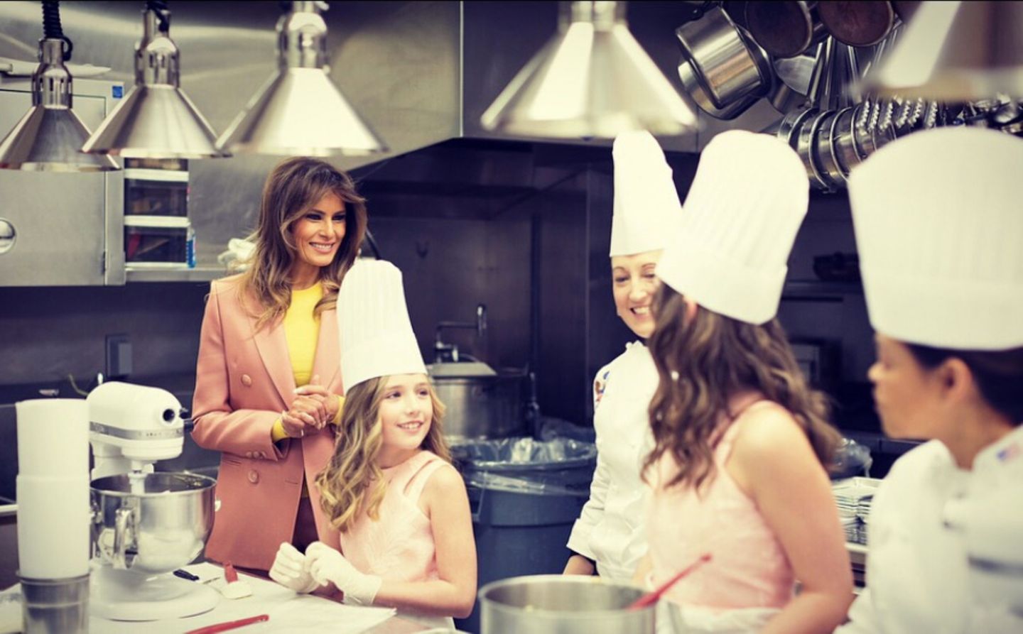 23. März 2018   Seltener Anblick im weißen Haus. Melania Trump in der Küche, wenn auch nur zum Zuschauen. 