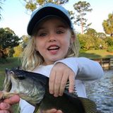 19. März 2018  Donald Trump Jr. ist zum Fischen mit den Kids. Die kleine Chloe hat einen besonders dicken Fisch gefangen und präsentiert diesen stolz. 